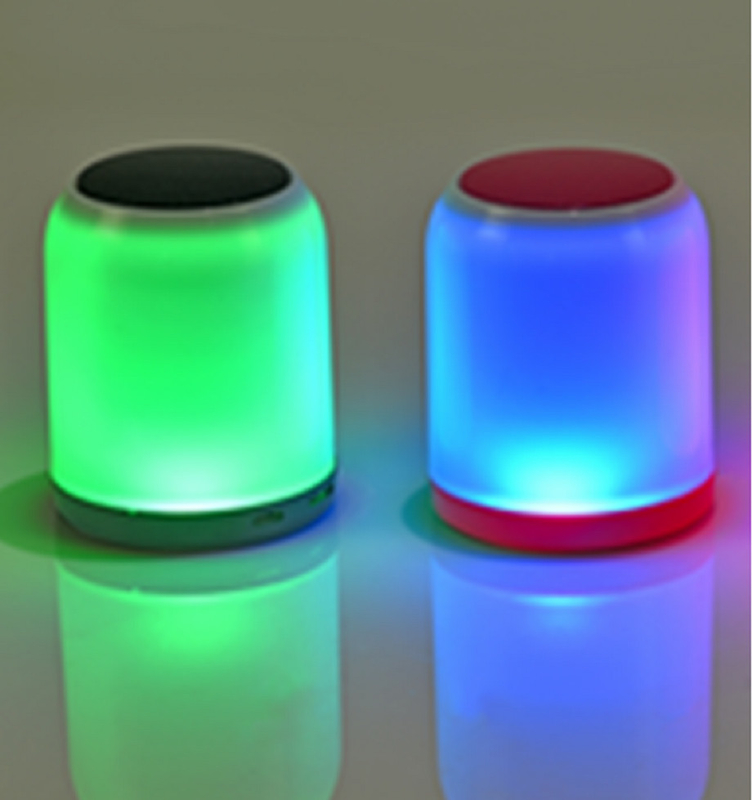 Compacto Bluetooth alto-falante com luzes coloridas 100Hz-18kHz Frequência de resposta Suporta Bluetooth TF até 32GB FM 52mm Driver