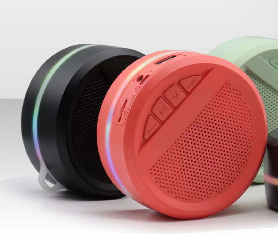Este alto-falante Bluetooth suporta Bluetooth, AUX, cartão TF, rádio FM; alto-falante de 40 mm, portátil, bateria de 300mAh, carregável USB, conexão com fio AUX-IN.