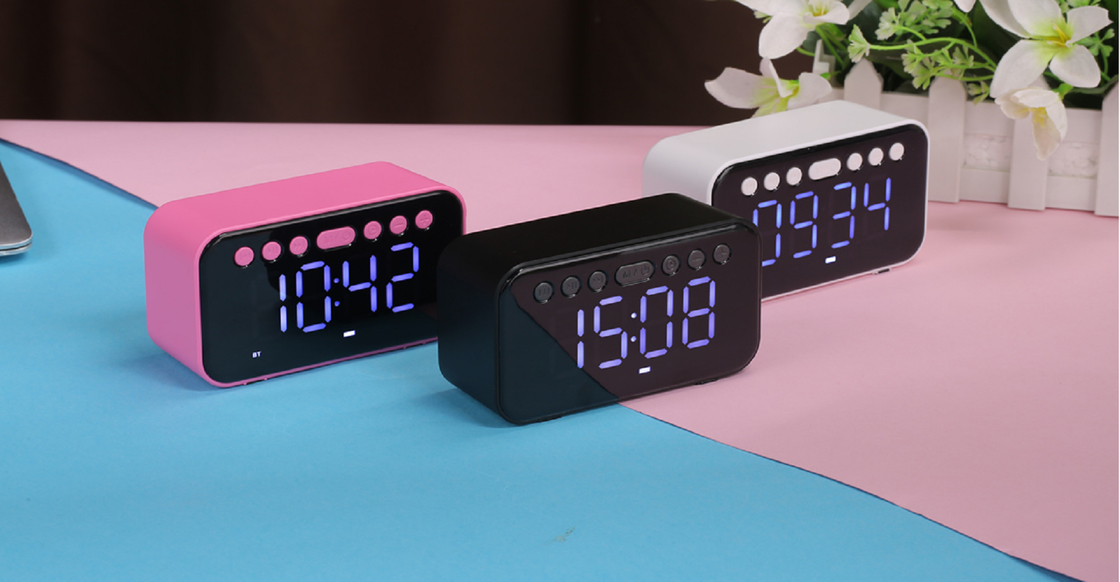 Este alto-falante Bluetooth suporta Bluetooth, AUX, cartão TF, rádio USB FM. Bateria embutida de 500mAh, carregamento USB. Alto-falante de 52mm, expansão de cartão TF de 32GB.
