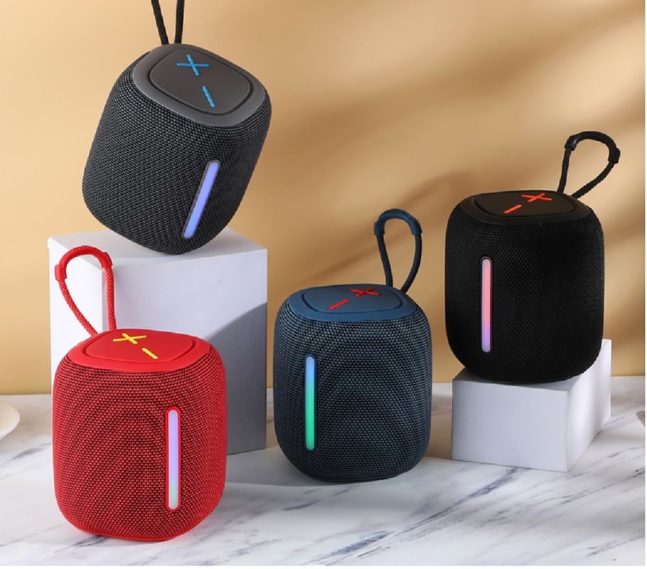Porta-voz Bluetooth portátil IPX4 à prova d'água 1500mAh Bateria Luzes RGB Correa Suspensa AUX/TF/FM/USB Reprodução