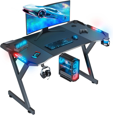 Mesa de jogos com design ergonômico acabamento de fibra de carbono luzes LED acessórios convenientes para espaços de vida ou gamers